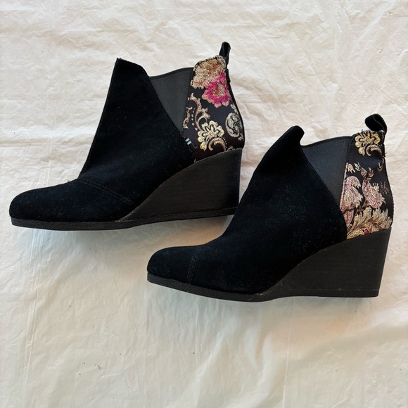 Toms Kelsey ankle boots Black graphic floral rounded toe wedge SZ 8 NWOT - Picture 6 of 14